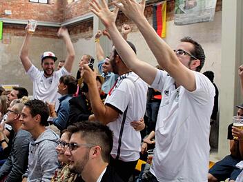Alles gut. Deutschland ist im Achtelfinale. Die Fans in Kronach freuen sich.  Foto: Michael Wunder