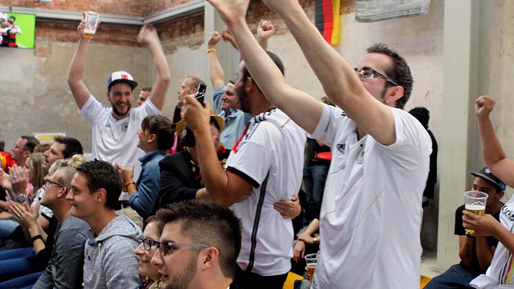 Alles gut. Deutschland ist im Achtelfinale. Die Fans in Kronach freuen sich.  Foto: Michael Wunder