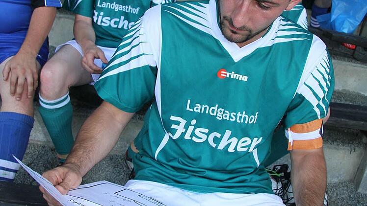 Besnik Buteli studiert die Aufstellung.