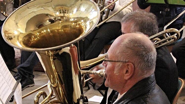 Theo Sauerteig mit dem alten Bombardon