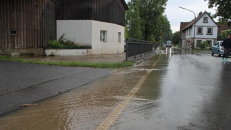 Überschwemmung der Ortsdurchfahrt des Neuenmarkter Ortsteils Schlömen. Foto: Dagmar Besand