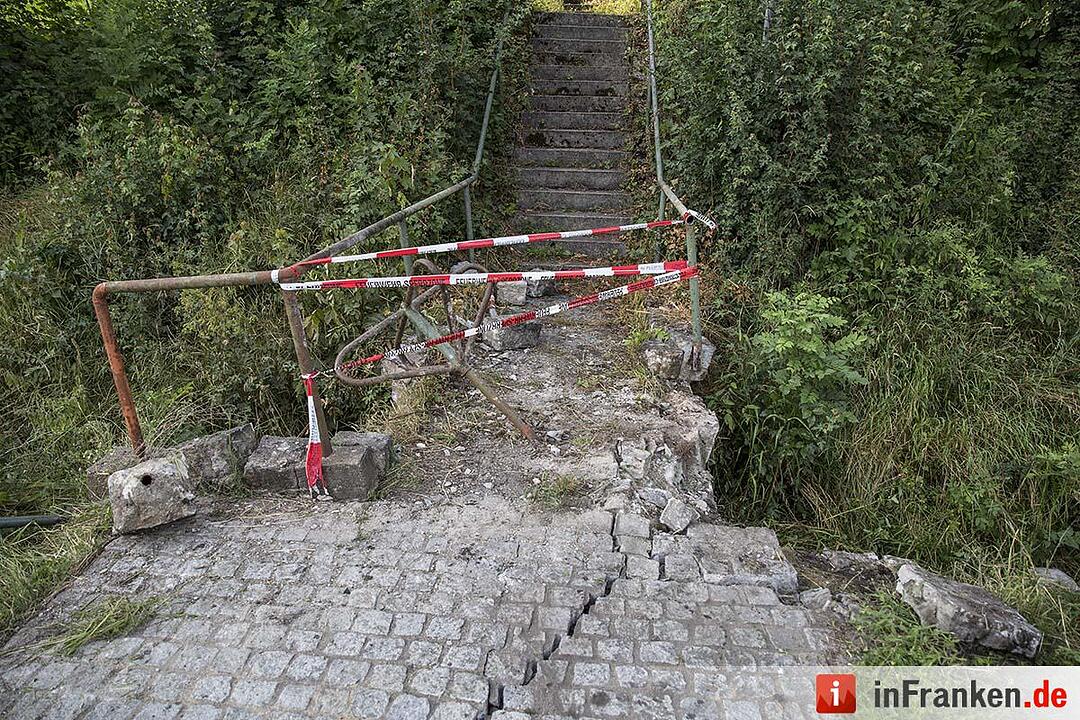Auto prallt in Ottendorf gegen kleine Brücke
