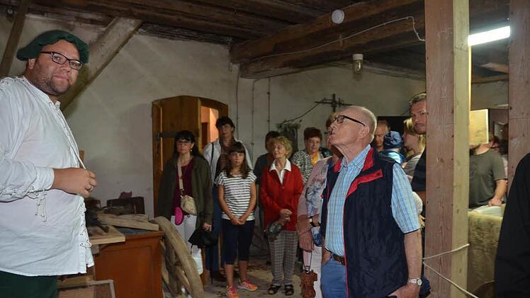 An jeder Mühlenführung durch Müllermeister Andreas Ehrhardt nahmen zahlreiche interessierte Zuhörer teil und fanden den Gang über mehrere Stockwerke durch knisterndes Gebälk recht spannend. Foto: K.- H. Hofmann