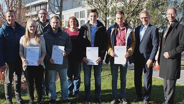 Personalleiter Herrmann Weiland (rechts), Ausbildungsleiter Helmut Hornung (2. v. r.) sowie die Ausbilder Thomas Paul (links) und J&uuml;rgen Kleinhenz (hinten) begl&uuml;ckw&uuml;nschten (vorne v.l.) Larissa Becker, Max Heinze, Elke M&uuml;ller, Jonas Voll und Johannes Weth.  Foto: Andreas Heidrich