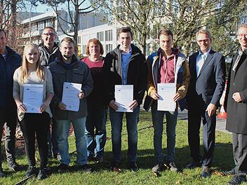 Personalleiter Herrmann Weiland (rechts), Ausbildungsleiter Helmut Hornung (2. v. r.) sowie die Ausbilder Thomas Paul (links) und Jürgen Kleinhenz (hinten) beglückwünschten (vorne v.l.) Larissa Becker, Max Heinze, Elke Müller, Jonas Voll und Johannes Weth.  Foto: Andreas Heidrich