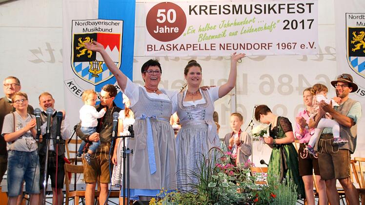 Ob im Dirndl oder in kurzer Jeans mit T-Shirt: Die Bandbreite der Trachtenmode zeigten hier Isolde Lieb und Julia Siebert (von links). Foto: Bettina Knauth