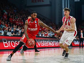 Dorell Wright (l.), mit 17 Punkten auch im dritten Duell mit Bonn Topscorer von Brose Bamberg, zieht an Tomislav Zubcic vorbei.Daniel Löb