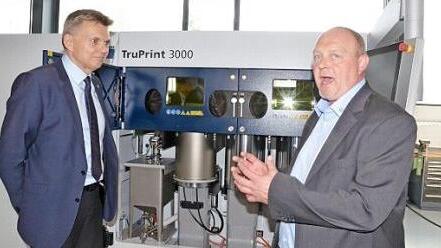 Bernd Klötzer (rechts) mit Bürgermeister Heiko Voigt bei der Führung durch das Unternehmen