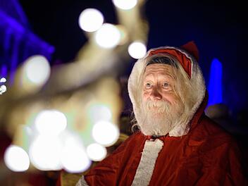 Ein als Weihnachtsmann verkleideter Freiwilliger geht nach einer Besprechung im Rahmen der Weihnachtsmannvollversammlung der Berliner Weihnachtsmannzentrale durch den Tierpark am Schloss Friedrichsfelde vorbei. Mittlerweile fehlt es in Deutschland an freiwilligen Weihnachtsmännern. Foto: Gregor Fischer/dpa
