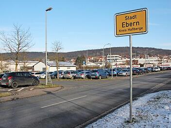 Wie wäre es mit einem repräsentativen Gebäude in Stelzenbauweise über dem Parkplatz der Firma Valeo? Bürger aus Ebern haben der bayerischen Bauministerin Kerstin Schreyer eine Alternative zum designierten Standort für die Landesbaudirektion vorgeschlagen.