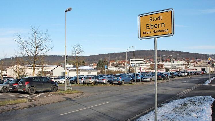 Wie wäre es mit einem repräsentativen Gebäude in Stelzenbauweise über dem Parkplatz der Firma Valeo? Bürger aus Ebern haben der bayerischen Bauministerin Kerstin Schreyer eine Alternative zum designierten Standort für die Landesbaudirektion vorgeschlagen.