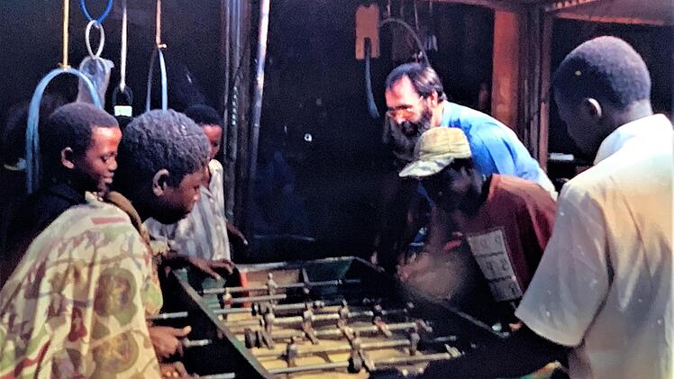 Walter Kuhn beim Kickerturnier mit Jugendlichen in Burkina Faso (Januar 1997) Foto: Privatarchiv Kuhn