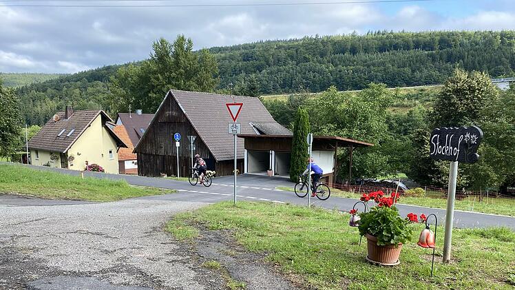 Die Bewohner der Anwesen rund um den Stockhof fühlen sich als "Bürger dritter Klasse" - nicht zuletzt wegen der unmöglichen Straßenverhältnisse und des unzulänglichen Winterräumdienstes. Foto: Hans-Peter Ehrensberger