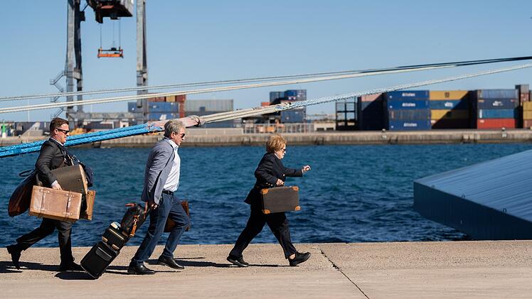 Sie sind zu spät am Kai - aber für die Ex-Kanzlerin wartet das Schiff natürlich noch einen Moment. Von links: Bodyguard Mike (Tim Kalkhof), Joachim Sauer (Thorsten Merten) und Angela Merkel (Katharina Thalbach).
