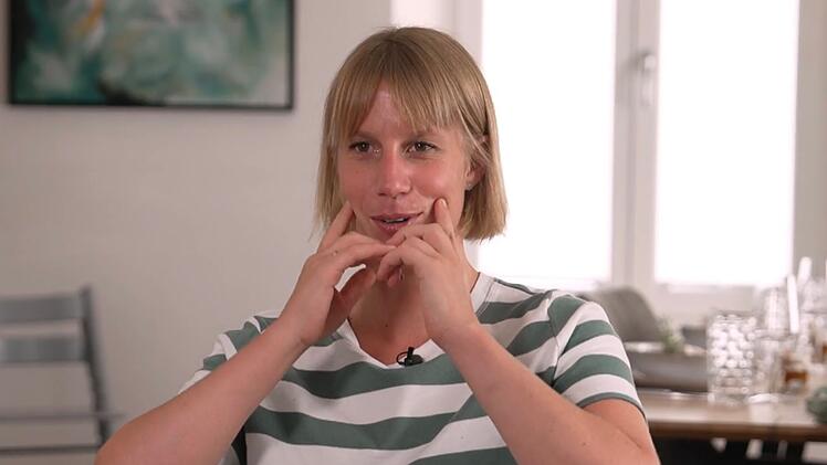 Lena (36) aus Memmingen ist ein fröhlicher Mensch: "Manchmal hab ich richtig Muskelkater vom Lachen!"