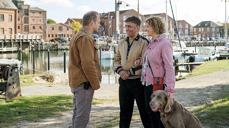 Mehmet (Cem Ali G&uuml;ltekin, Mitte, mit Hinnerk Sch&ouml;nemann) ist im neuen Film "Pechmarie" nicht nur als Losverk&auml;ufer t&auml;tig. Er &uuml;berzeugt Wirtin Bine Pufal (Victoria Fleer) auch so von seinen Kochk&uuml;nsten, dass sie ihn einstellt.