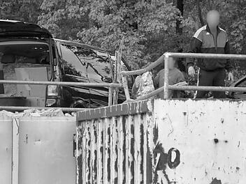 Mit einem Sperrmüllschein kann man in Gosberg  kostenlos seinen sperrigen Krempel wegschmeißen.  Allerdings ist der Sperrmüllschein nicht ganz fälschungssicher.   Foto: Nikolas Pelke