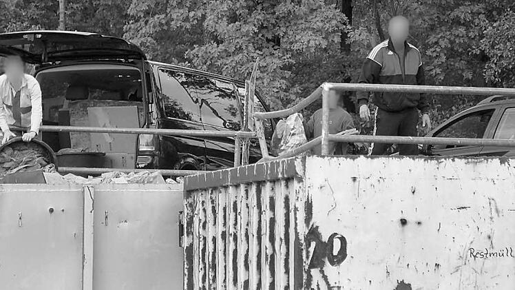 Mit einem Sperrmüllschein kann man in Gosberg  kostenlos seinen sperrigen Krempel wegschmeißen.  Allerdings ist der Sperrmüllschein nicht ganz fälschungssicher.   Foto: Nikolas Pelke