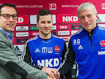 Nürnberger Sportdirektor Martin Bader (l-r) begrüßt das neue Trainergespann des Fußball-Bundesligisten 1. FC Nürnberg, Michael Wiesinger und Armin Reutershahn. Foto: dpa