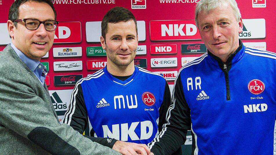 Nürnberger Sportdirektor Martin Bader (l-r) begrüßt das neue Trainergespann des Fußball-Bundesligisten 1. FC Nürnberg, Michael Wiesinger und Armin Reutershahn. Foto: dpa