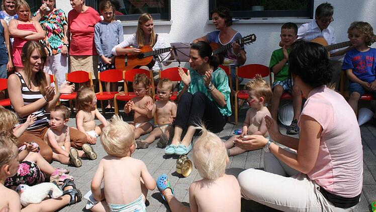 Als "Windelrocker" präsentierten sich die Krippenkinder beim Kindergartenfest in Hausen