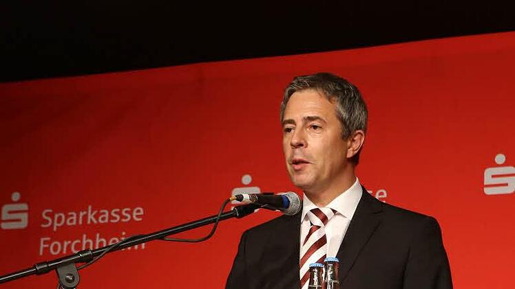 Sparkassenvorstand Harald Reinsch ist stolz, den berühmten Autor begrüßen zu können.