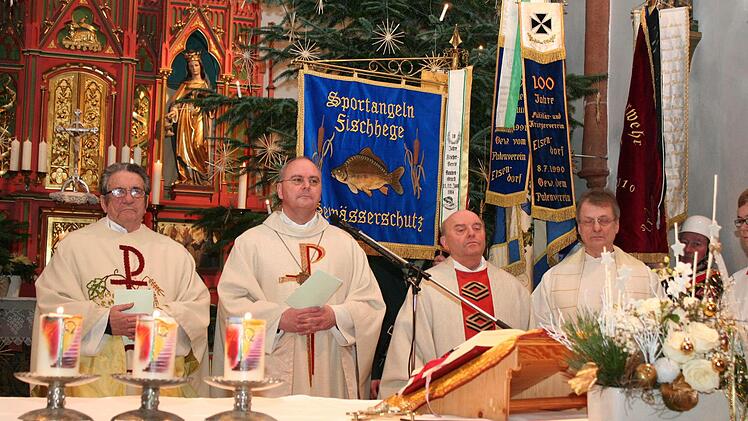 Am Altar: Pater Gabriel Ramos, Dekan Kilian Kemmer, Pater Stefan Pavokovic, Pfarrer Erhard Schupp (von links)