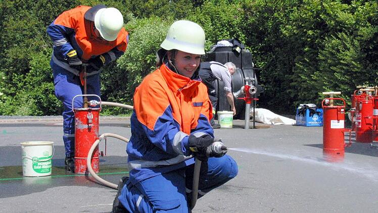 Ein eingespieltes Team: Während Tobias Brückner pumpt, zielt Luisa Muther vorn mit der Kübelspritze perfekt. Als Lohn gab es für das Team Bad Rodach den Pokal für den 3. Platz. Foto: Bettina Knauth
