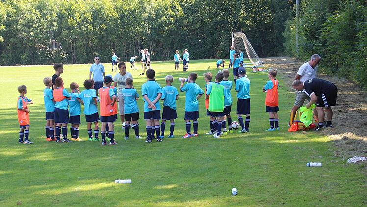 Gespannt lauschen die Jungs und Mädchen den Ausführungen der Bayreuther Regionalliga-Spieler.