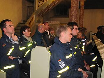 Die Mitarbeiter von Feuerwehren, Rettungs- und Hilfsorganisationen füllten am Donnerstag die Bankreihen in der Heilig-Kreuz-Kirche beim Jahresgottesdienst der Notfallseelsorge. Foto: Martin Koch