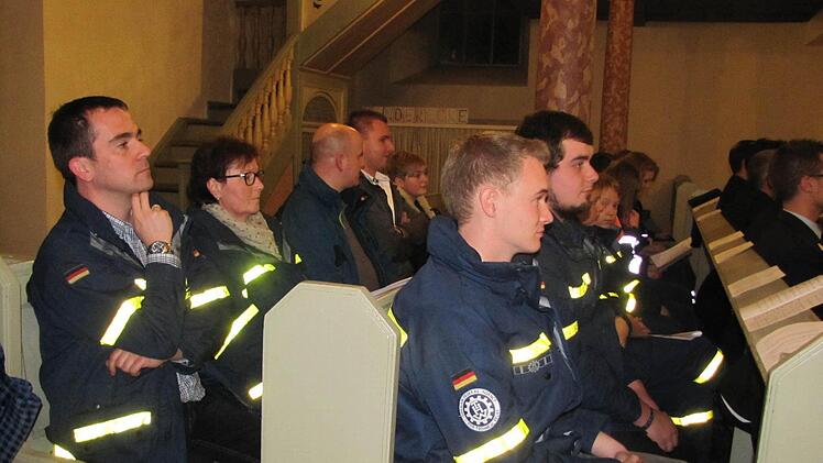 Die Mitarbeiter von Feuerwehren, Rettungs- und Hilfsorganisationen füllten am Donnerstag die Bankreihen in der Heilig-Kreuz-Kirche beim Jahresgottesdienst der Notfallseelsorge. Foto: Martin Koch