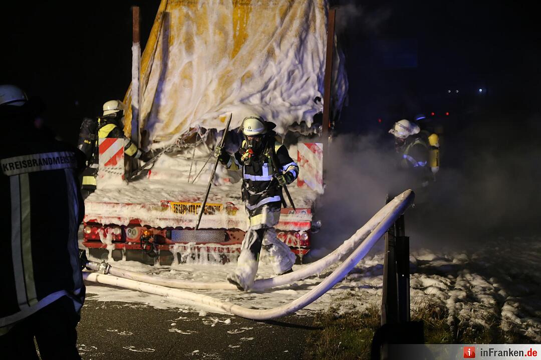 Schwertransport fängt auf A9 Feuer