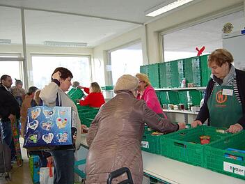 Ingrid Marpert (rechts) betreut die Ausgabe von Wurst, Käse, Butter und Joghurt. Foto: Helke Renner