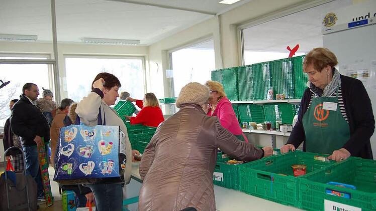 Ingrid Marpert (rechts) betreut die Ausgabe von Wurst, Käse, Butter und Joghurt. Foto: Helke Renner