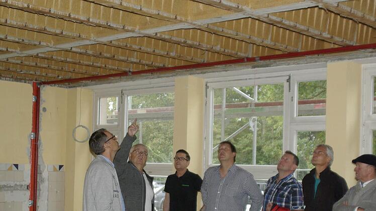 Die Architekten Müller und Haase (v. r.) erklären dem Gemeinderat den neuen Deckenaufbau in den Klassenräumen. Foto: Winfried Ehling
