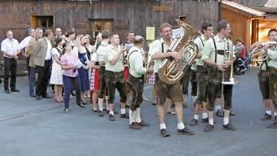 Die Blaskapelle Hohenmirsberg spielte in Heckenhof auf.  Foto: Petra Huber