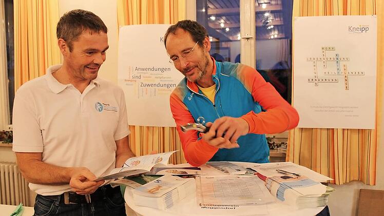 Robert Stein (rechts) erklärt einen Kneippaufguss.  Foto: Carmen Schwind