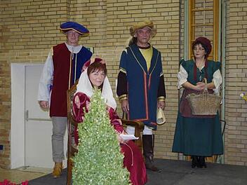 Im historischen Schauspiel (v. l.): Klaus Vetter als Gesandter von König Sigismund, Petra Maderer als Regina von Sekkendorf, Hans Raum als Ritter Friedrich von Sekkendorf und Gudrun Pöhner als Bäuerin, die das Geschehen kommentiert. Foto: privat