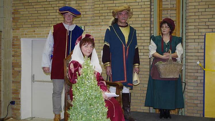 Im historischen Schauspiel (v. l.): Klaus Vetter als Gesandter von König Sigismund, Petra Maderer als Regina von Sekkendorf, Hans Raum als Ritter Friedrich von Sekkendorf und Gudrun Pöhner als Bäuerin, die das Geschehen kommentiert. Foto: privat