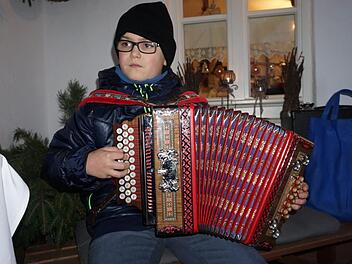 In Söders Scheune spielte der zehnjährige Justin Ruppmann auf seiner Steierischen Harmonika.  Marion Eckert