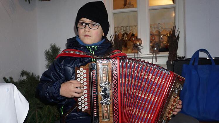 In Söders Scheune spielte der zehnjährige Justin Ruppmann auf seiner Steierischen Harmonika.  Marion Eckert