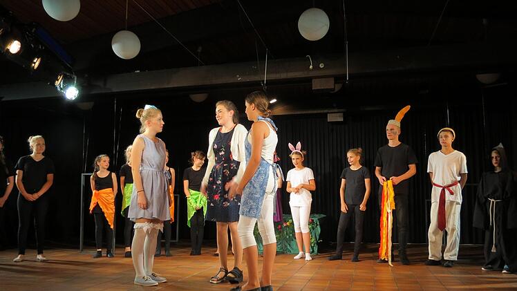 Schlussszene des Stücks "Alice wundert sich".Doris Bauer