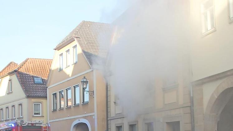 Dieter Gerstenkorn erinnerte als Feuerwehrreferent an einen Schwelbrand in einem Haus in der Ritter-von-Schmitt-Straße, der angesichts der dichten Bebauung in der Altstadt mit den vielen Fachwerkbauten und Holzkonstruktionen ein schlimmes Ende hätte nehmen können.