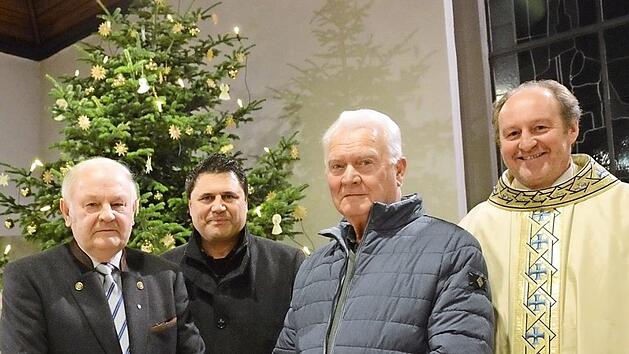 Verabschiedung nach jahrzehntelangem Dienst: Otto Zwickl (von links), Pfarrgemeinderatsvorsitzender Ralf Brandenstein, Berthold Mathes und Pfarrer Paul Kowol.  Foto: Elisabeth Assmann