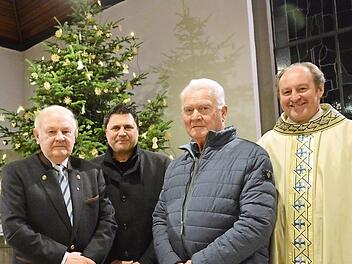 Verabschiedung nach jahrzehntelangem Dienst: Otto Zwickl (von links), Pfarrgemeinderatsvorsitzender Ralf Brandenstein, Berthold Mathes und Pfarrer Paul Kowol.  Foto: Elisabeth Assmann