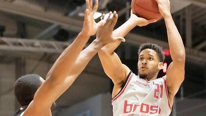 Der Bamberger Augustine Rubit wirft über den kleineren Immanuel McElroy hingweg. Foto: imago