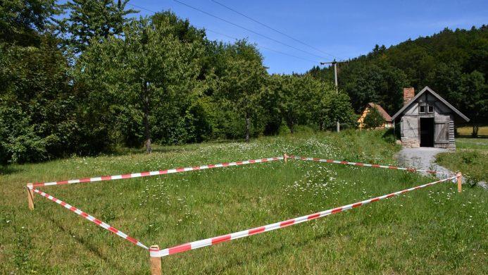 In diesen Bereich, zwischen den Backhäuschen und der Büttnerei, kommt die Schmiede aus Waldberg. Der Platz ist bereits abgesteckt und sei ideal, wie Museumsleiterin Ariane Weidlich bei der Versammlung des Zweckverbandes Fränkisches Freilandmuseum Fladungen sagte. Foto: Hanns Friedrich