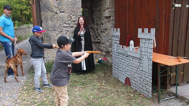 Burggeister mit der Mini-Armbrust abzuschießen, macht sichtlich Spaß. Foto: Winfried Ehling