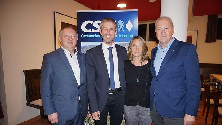 Jochen Vogel (Zweiter von links) ist der CSU-Kandidat für das  Bürgermeisteramt in Bad Brückenau. Mit im Bild Landrat Thomas Bold  (von links), die CSU-Vorsitzende des Ortsverbands Bad Brückenau,  Heike  Kötzner, und Bundeswahlkreisgeschäftsführer Detlef Heim. Foto: Marion Eckert