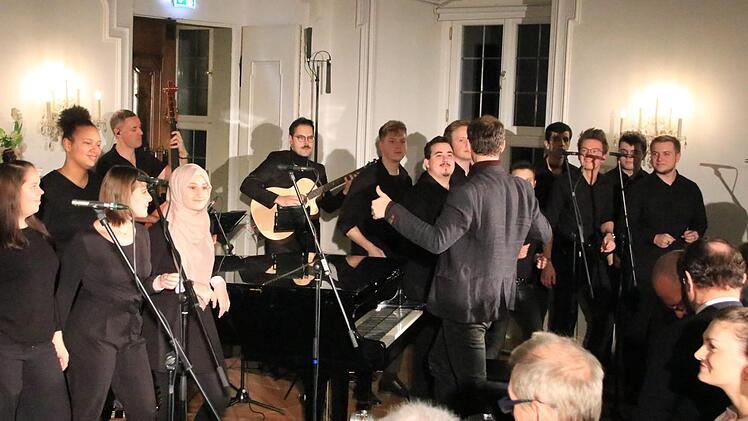 Der Hamburger "Chor Young ClassX"   Foto: Matthias Einwag